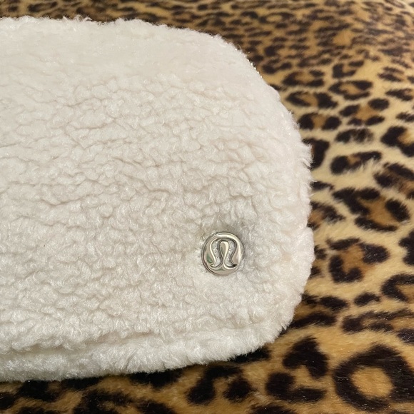 NWT LULULEMON Wear Everywhere Fleece Belt Bag - Ivory - Picture 7 of 7